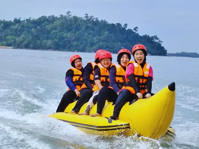 Aksi banana boat yang penuh debaran
