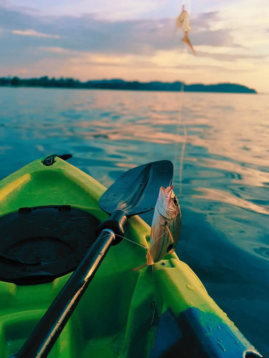 Kayak dan langit senja yang mempesona