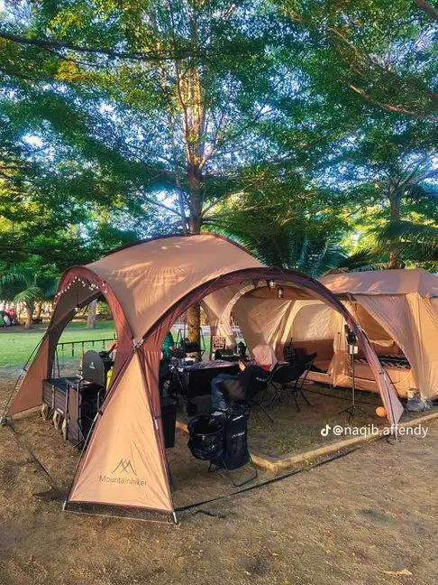Khemah glamping dipasang di bawah pokok rendang di tapak perkhemahan Pasakon Beach