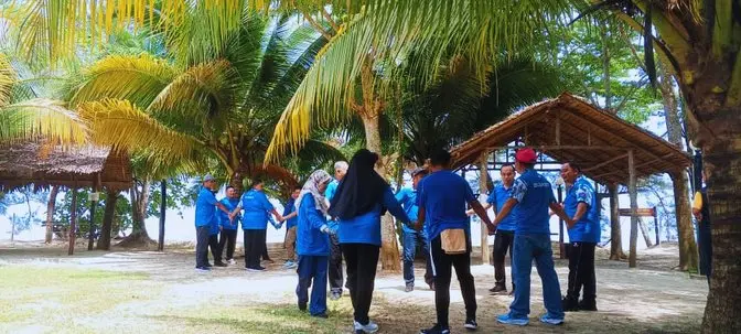 Aktiviti berpasukan dalam suasana tropika