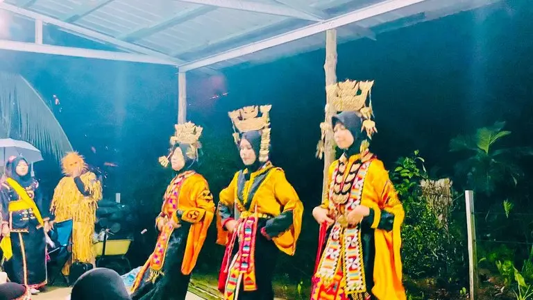 Keindahan budaya dan tradisi tempatan