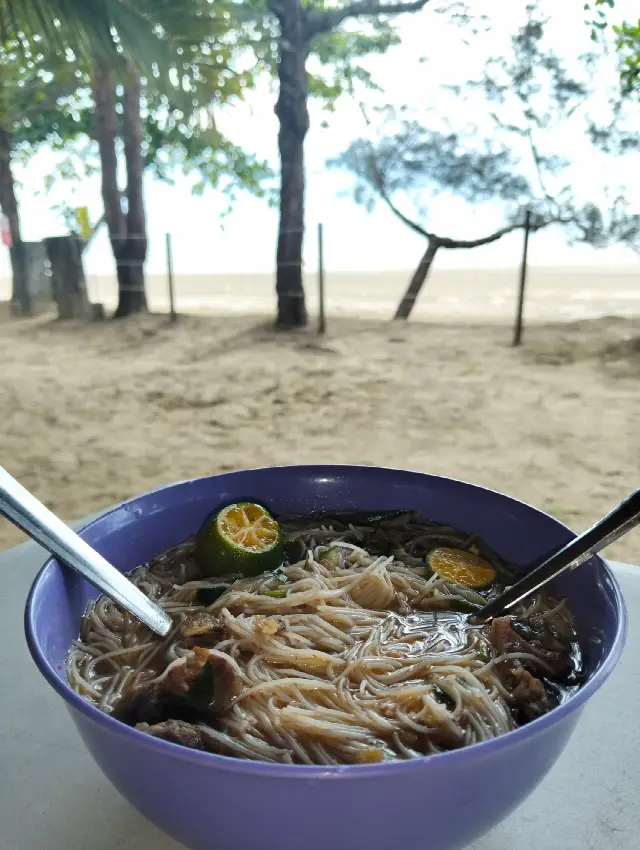 Makan soto sambil layan angin pantai memang SURRRRRRR!